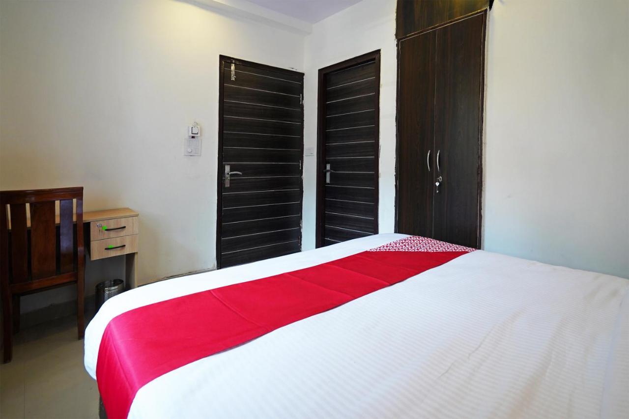 Hotel Oyo Discovery Near New Ashok Nagar Metro Station New Delhi